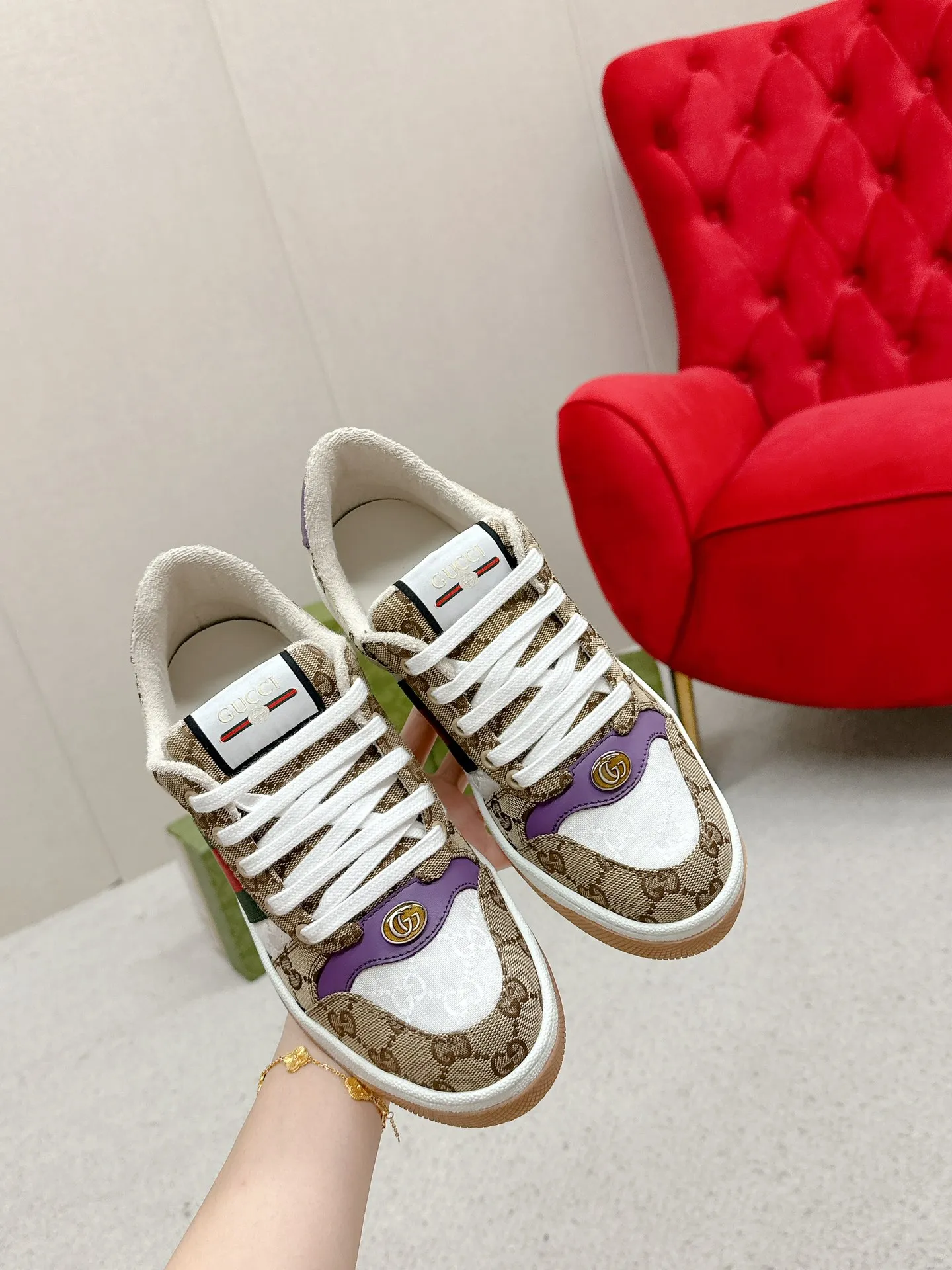 👟👟Ex-factory price 560👟👟 Men’s size +10 Gucci——purchased version GG series distressed dirty shoes-hot style is coming! 9 times out of 10 sales, you will definitely get the money. Ready stock! Spot goods! Spot goods! New colors added - the ultimate version on the market! Purchase the original version and develop it... fabric, material, outsole, and details can be compared at will! Open-mold Swarovski one-to-one replica rhinestone chain...Metal cherry pendant...Metal double G crystal cylindrical mark...Gucci original customized narrow webbing...Super flash series - flash diamond chain. The cherry decoration is detachable and can be changed into two to match with each other to show your personality. Exclusive color-brushed cowhide fabric. Hand-made distressed is very textured and has a sense of luxury! The details of the workmanship can be seen in the drawings, and no line is missed. The original terry cloth is delicate, soft and more comfortable and breathable. The privately stamped two-color original TPU outsole (lower layer is wider, upper layer is narrower). Matching packaging⭐️ Size: Female 35-40 Male 39-44 (Female 41 Male 45 customized)